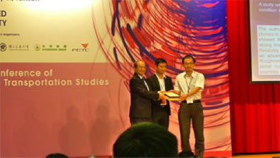 2013年、台湾にて開催された第10回東アジア交通学会にて国際会議で論文を発表する様子