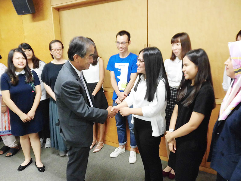 President Ueno shakes hands with students one by one
