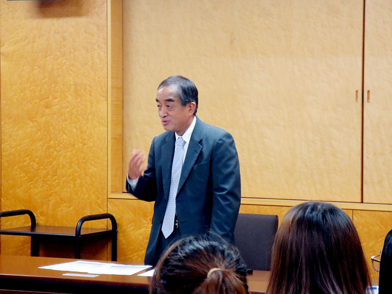 President Ueno congratulates international students on their successful completion of programs
